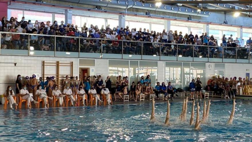 Les grades de les piscines es van omplir de gom a gom dissabte | CN MANRESA