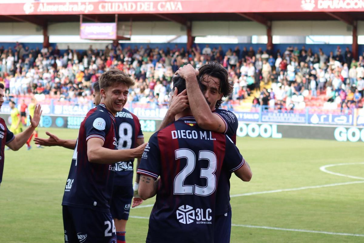 Carlos Cordero celebra con Dieguito el gol de la victoria del Extremadura.