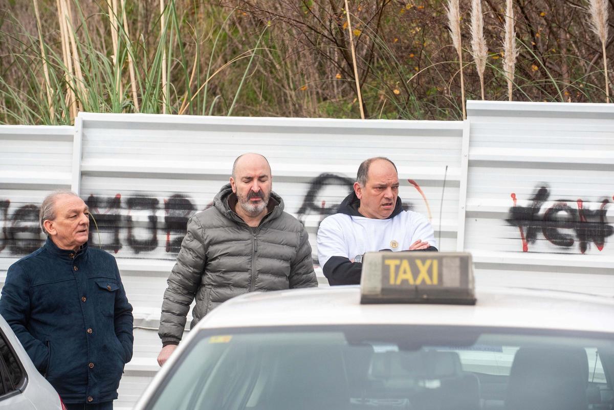 Los taxistas de A Coruña cortan Alfonso Molina y protestan en María Pita contra los VTC