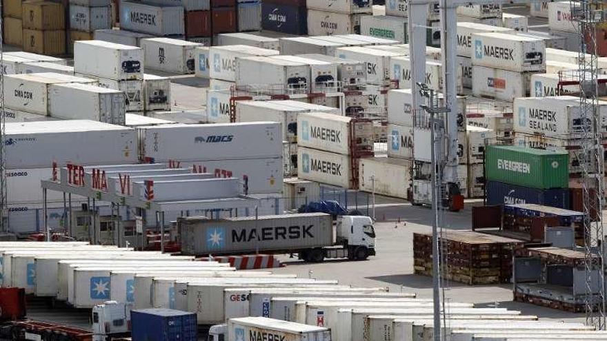 Contenedores frigoríficos almacenados en la terminal de Guixar.