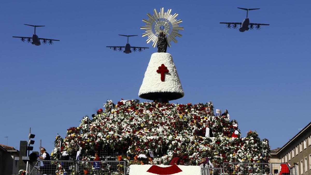 Varios aviones sobrevuelan por encima de la Virgen del Pilar durante la Ofrenda de Flores
