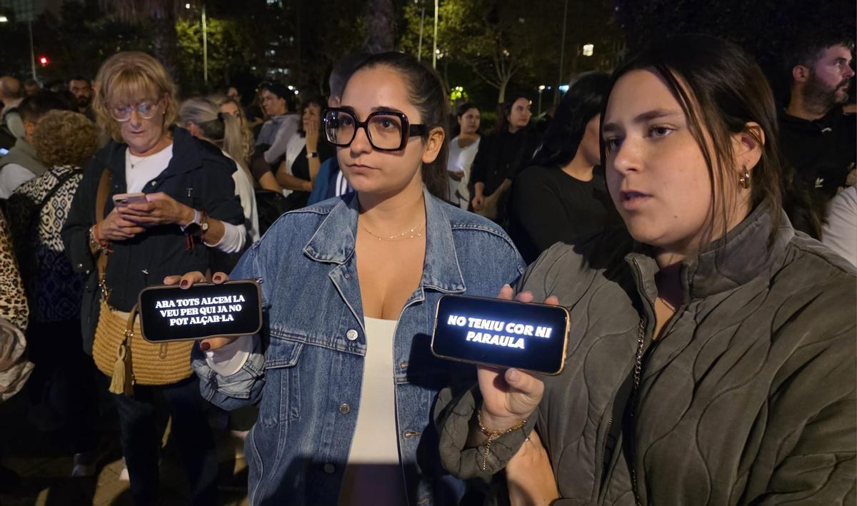 Dos jóvenes con mensajes en el móvil