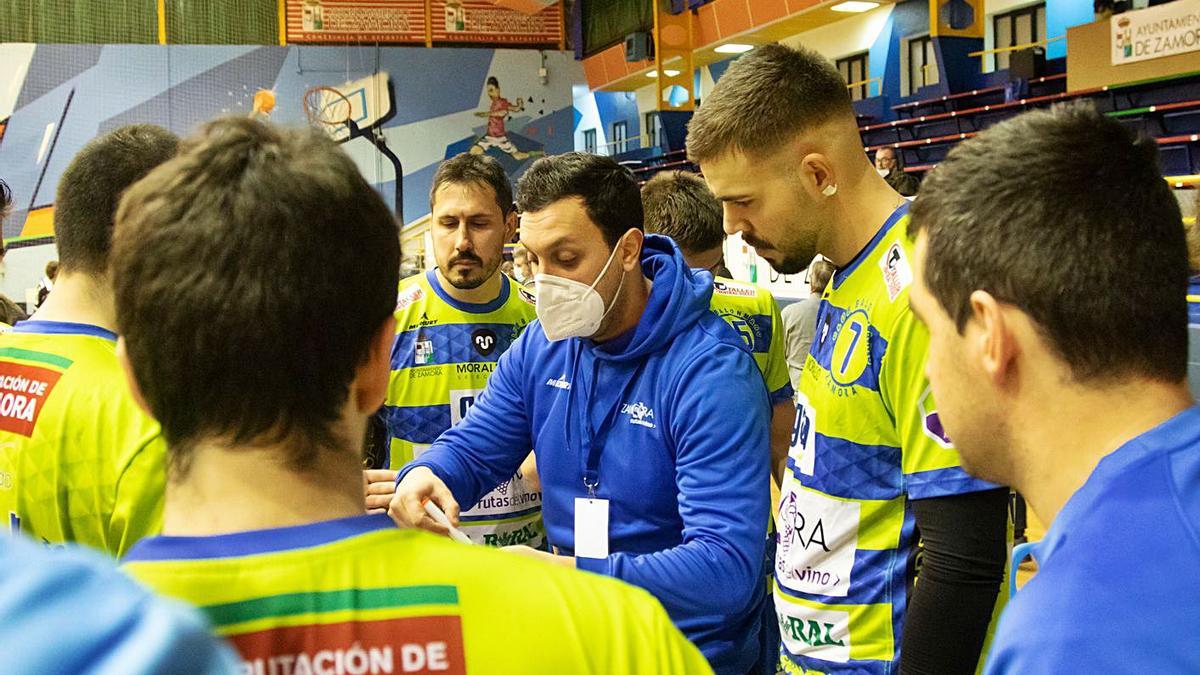 Margareto da instrucciones a su equipo durante un partido. | J. L. F.