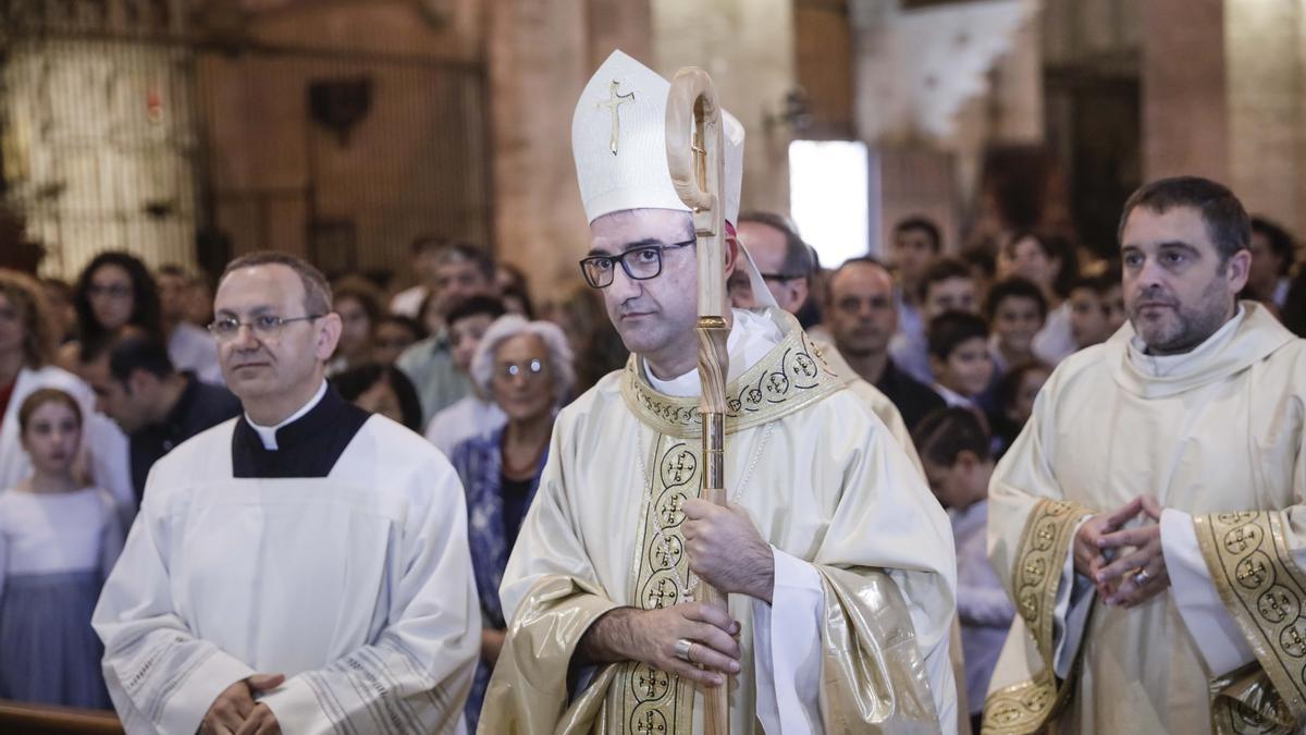Antoni Vadell (Mitte) bei seiner Ernennung zum Weihbischof in Barcelona 2017.