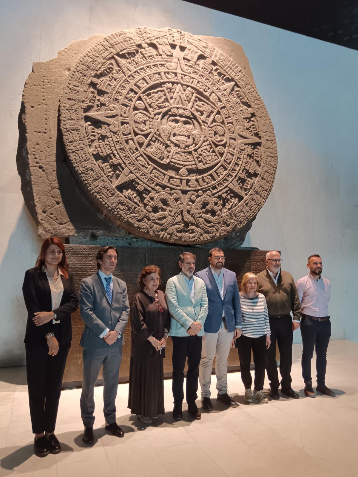 Por la izquierda, Laura del Olmo (subdirectora de arqueologia del Museo de Antropología de México),  Pablo Pérez (consejero político de la Embajada de España en México), la guía Jacinta Cámara, el embajador Juan Duarte, el presidente Barbón, Maria Antonia Fernández Felgueroso (presidenta del Consejo de Comunidades Asturianas), Andrés Saborit (director del Museo de Antropología) y José Sicre, director de la Oficina Económica del Principado.