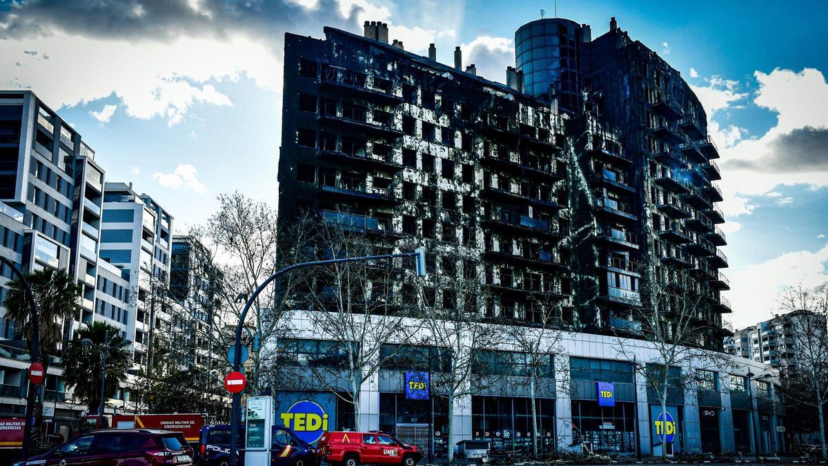 El edificio de Valencia reune vecinos y curiosos