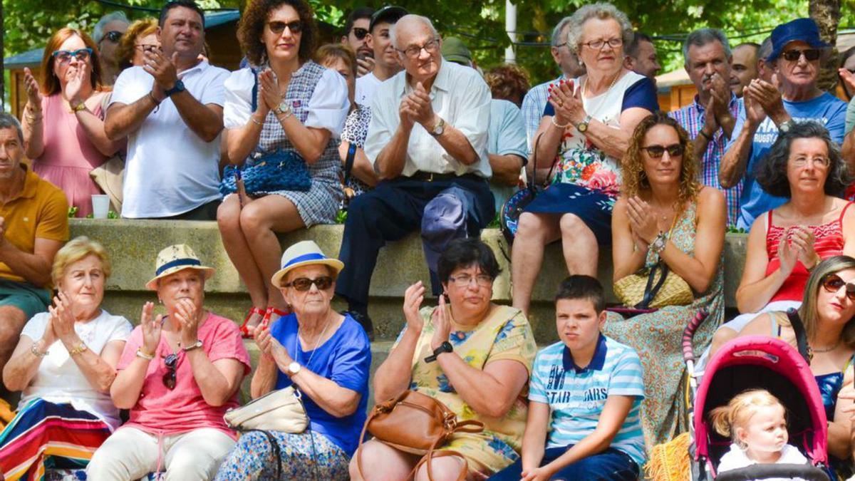 Parte del público que ayer llenó el jardín de los Patos, durante la fiesta. |A.P. P