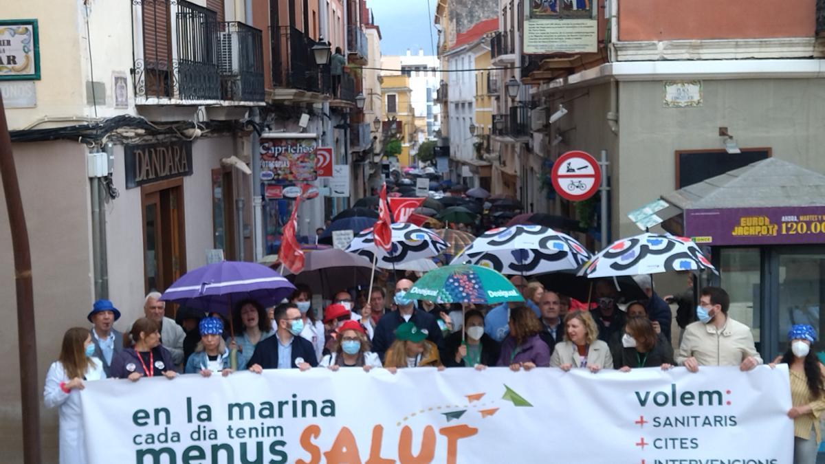 Protesta bajo los paraguas de los trabajadores de la sanidad de la Marina Alta