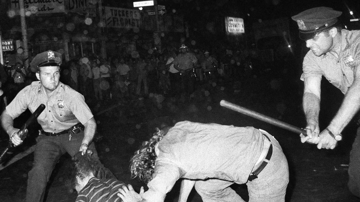 Dos policías agreden a manifestantes el día del Orgullo en Nueva York en 1970, un año después de los disturbios de Stonewall.