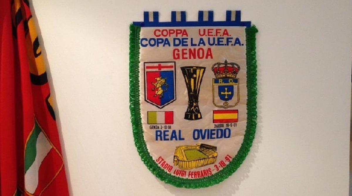 El banderín correspondiente a la eliminatoria de la Copa de la UEFA que en 1991 enfrentó al Real Oviedon con el Genoa