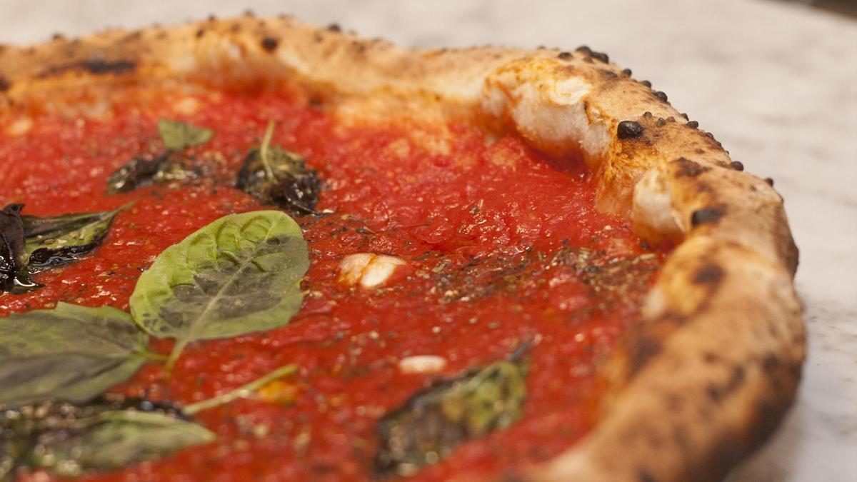 El tiktoker que te enseña como hacer una auténtica pizza napolitana