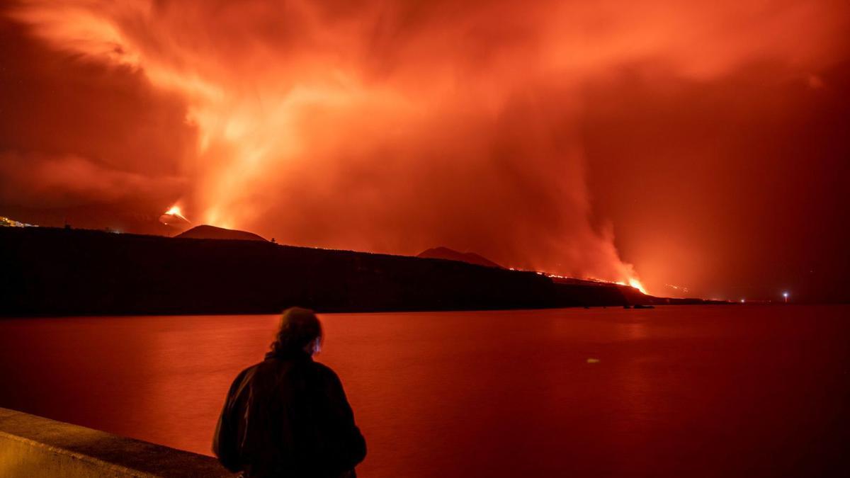 Una persona observa los efectos de la llegada de la colada de la lava a la playa de Los Guirres, en La Palma.