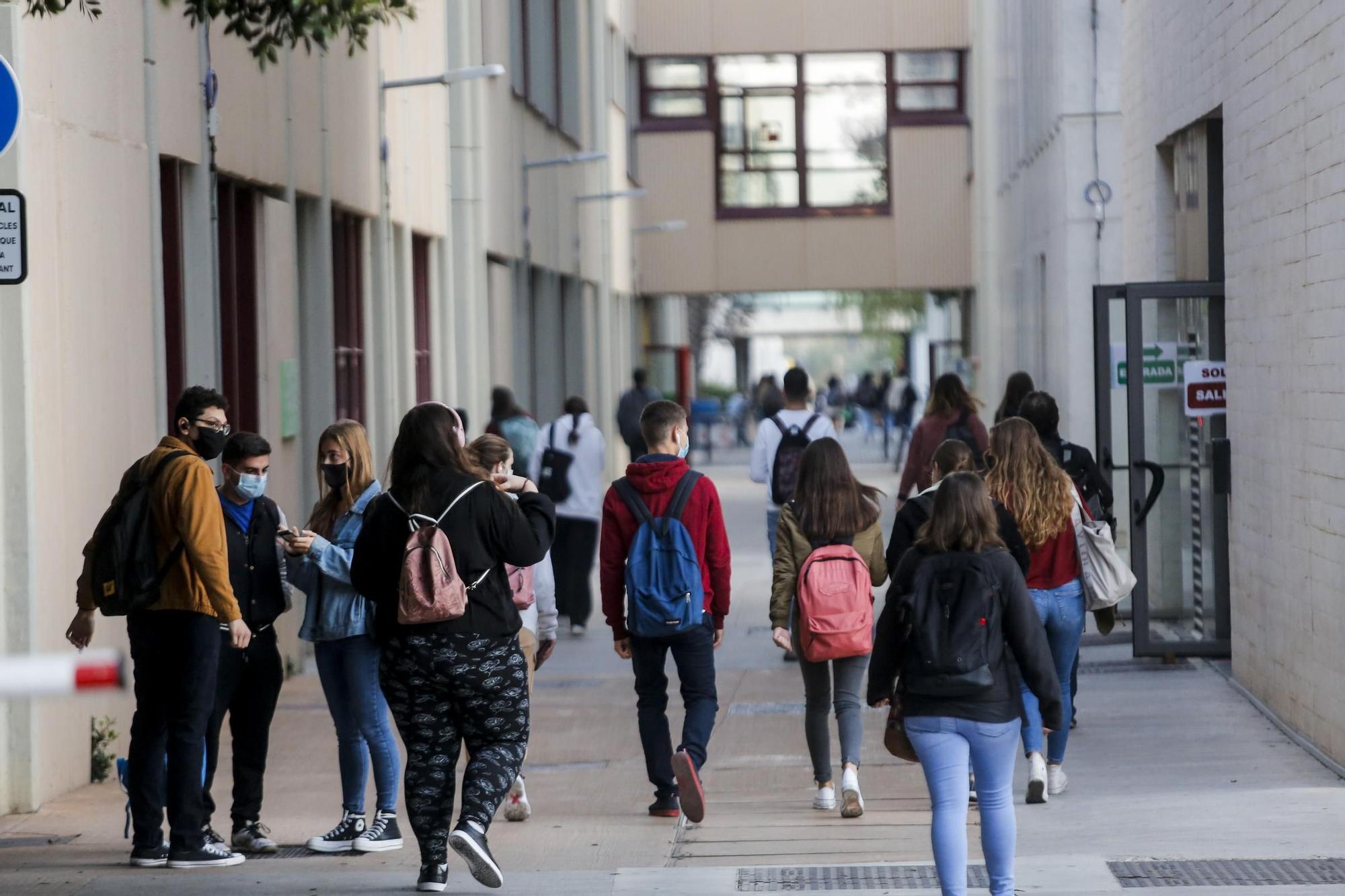 Los estudiantes de la UPV vuelven al campus de Vera tras el brote en el Galileo