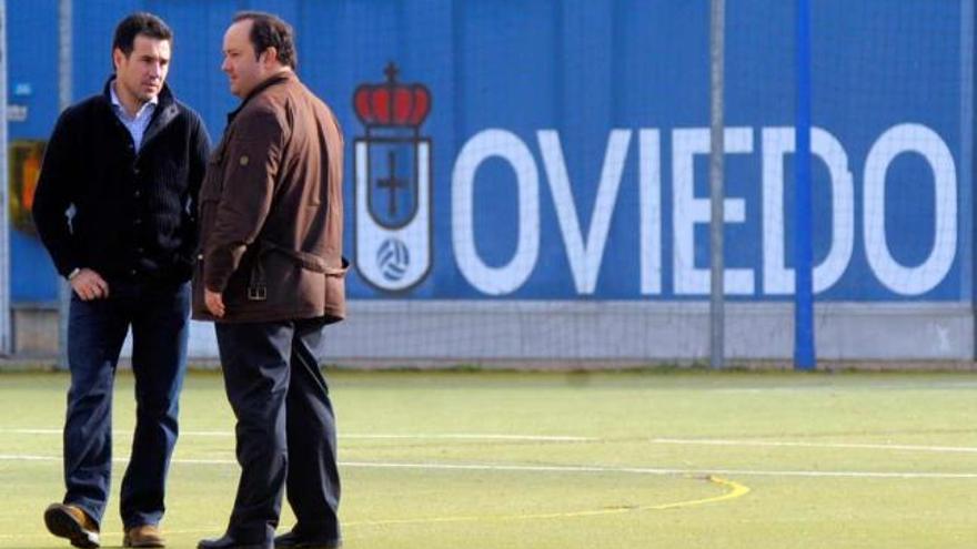 Joaquín del Olmo, a la izquierda, conversa con el presidente del Oviedo, Jorge Menéndez Vallina.| nacho orejas