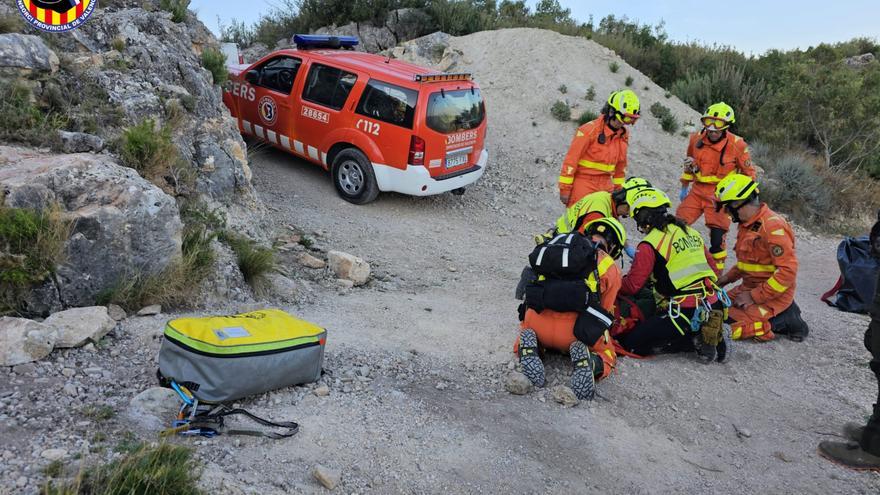 Rescatan a un joven tras caer de un precipicio en Cortes de Pallás