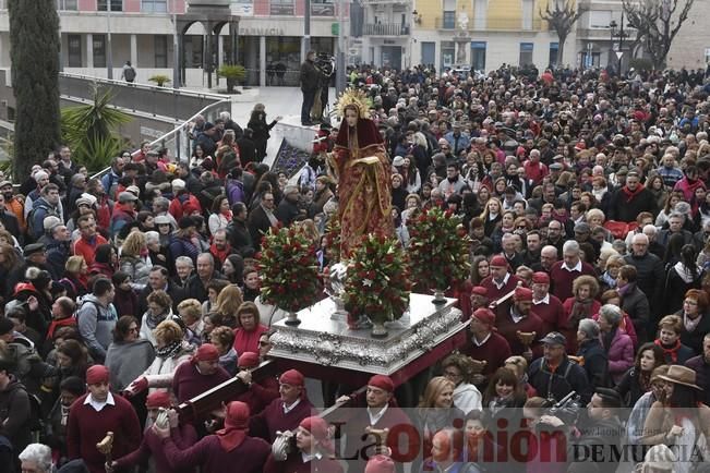 Los romeros acompañan a la Santa pese al frío.