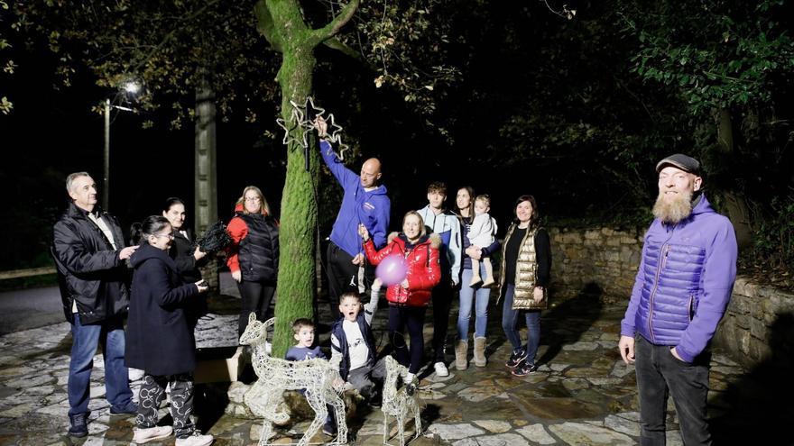 El espíritu navideño de los vecinos ilumina los barrios de Gijón