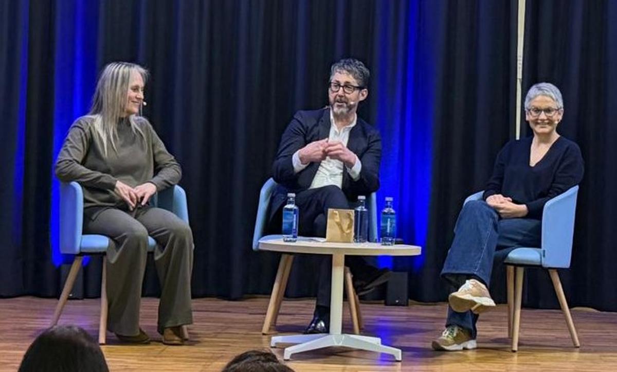 María José Torres, esquerda, Luis Oujo e María Mayán no encontro en Porto do Son.