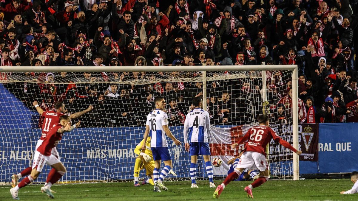 Decepción en el Alcoyano y alegría en el Murcia tras un gol