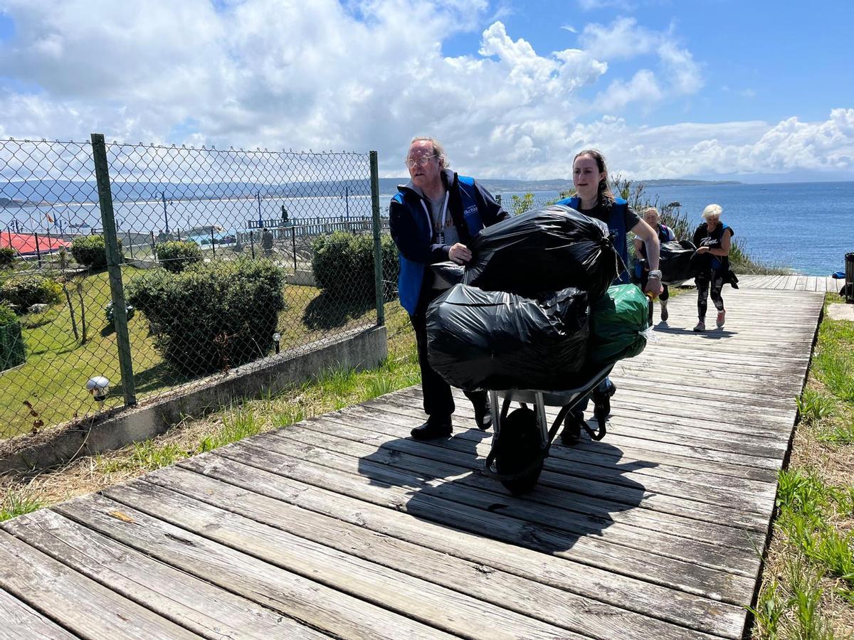 La jornada de voluntariado para eliminar uña de gato en O Grove.