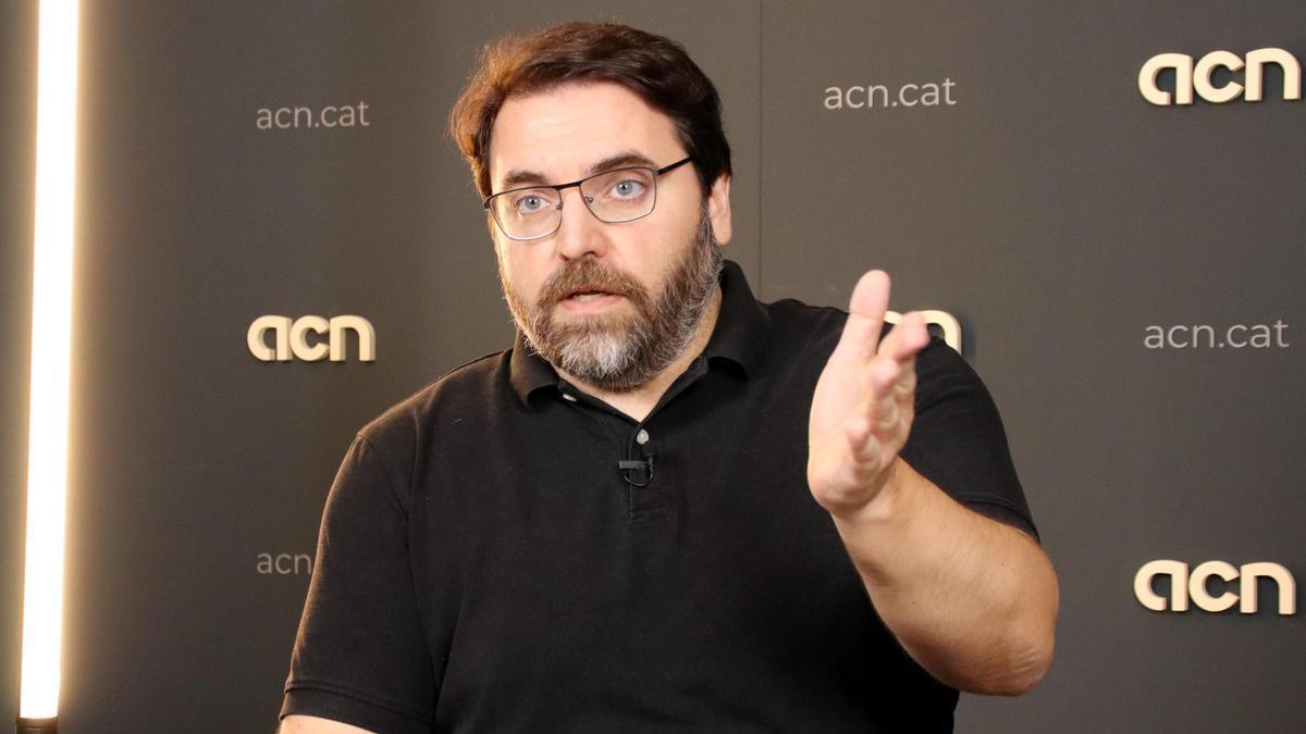 El president del grup parlamentari del PSC-Units, Ferran Pedret, mentre ofereix una entrevista a l'ACN