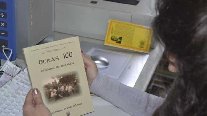 Una persona mira la portada del nuevo libro sobre el folclore sanabrés.