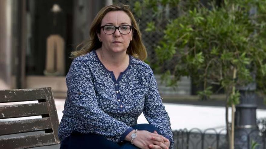 La psicóloga Teresa Marín Salinas, en un banco de la plaza de las Flores, en Elche.