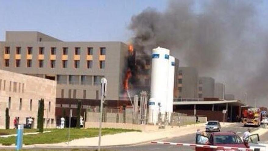 Podemos pone la lupa en la fachada del hospital Santa Lucía de Cartagena por el incendio que sufrió en 2015