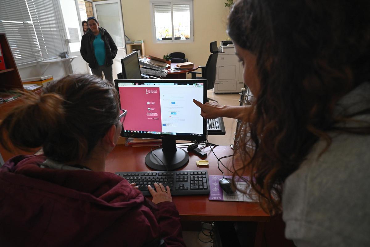 Familias votando en la consulta de la lengua en los colegios.