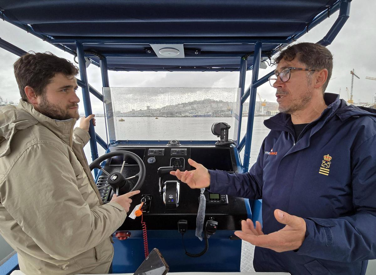El ingeniero Víctor Manuel Sanromán y Ángel Torres, jefe de taller de Zyon Galicia, en las pruebas de mar de una patrullera para Senegal.
