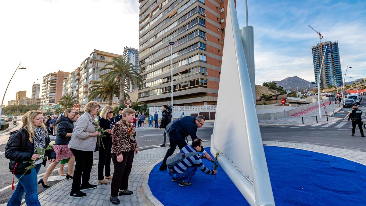 Benidorm rinde homenaje a las víctimas del covid con una rotonda en Poniente