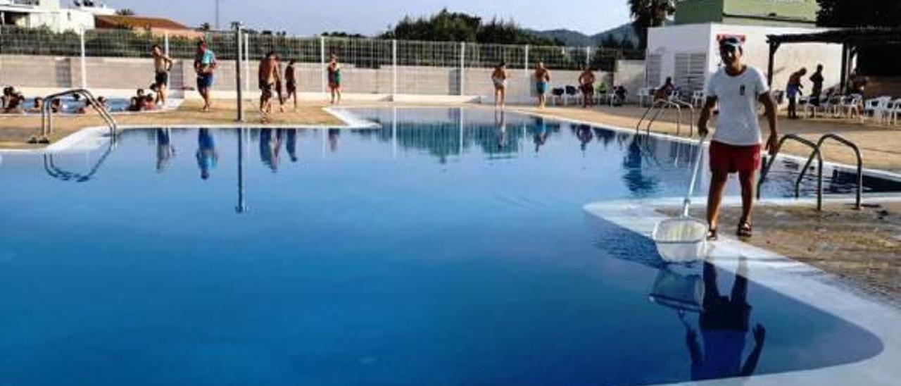 Cierran por tercera vez este verano la piscina de Villanueva de Castellón al defecar de nuevo unos vándalos