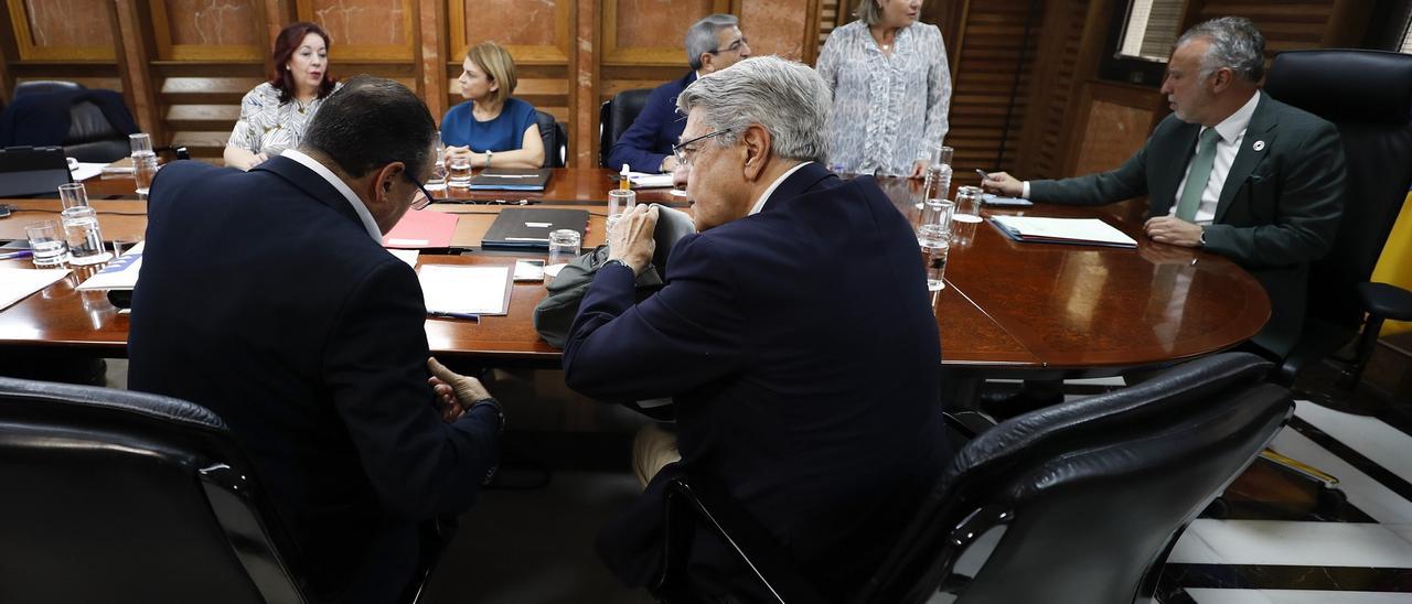 Reunión del Consejo de Gobierno presidido por Ángel Víctor Torres.