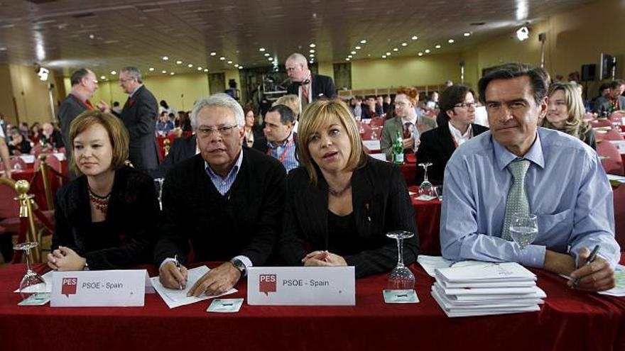 La secretaria de Organización del PSOE, Leire Pajín (i), quien hoy abre la segunda jornada de la reunión del Consejo del Partido Socialista Europeo (PES), en la que se presentará el manifiesto con el que esta fuerza política concurrirá a las elecciones de 2009, junto al ex presidente del Gobierno Felipe González (2i), la secretaria de Política Internacional y Cooperación del partido, Elena Valenciano, y el candidato socialista a estos comicios, Juan Fernando López Aguilar, antes de la inauguración.