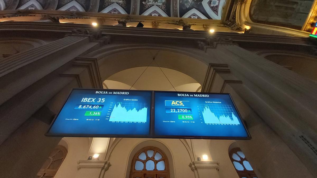 Paneles informativos de la bolsa de Madrid.