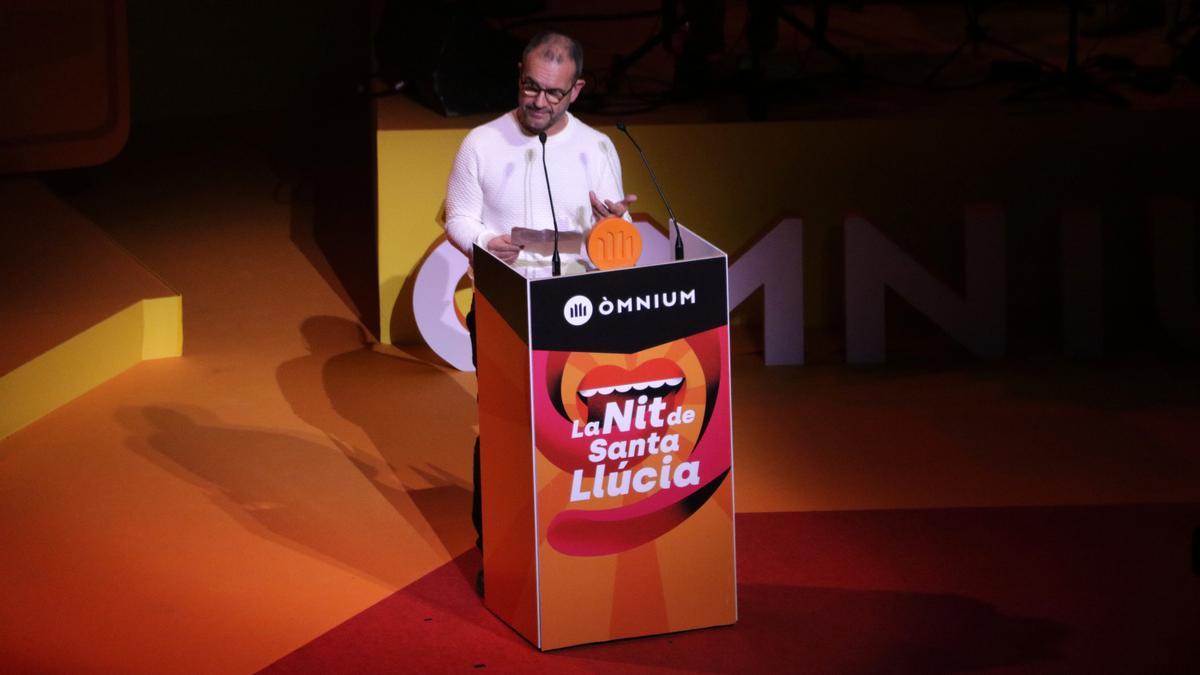 Jordi Llavina en rebre el 64è Premi Carles Riba de poesia per &quot;Un llum que crema&quot;