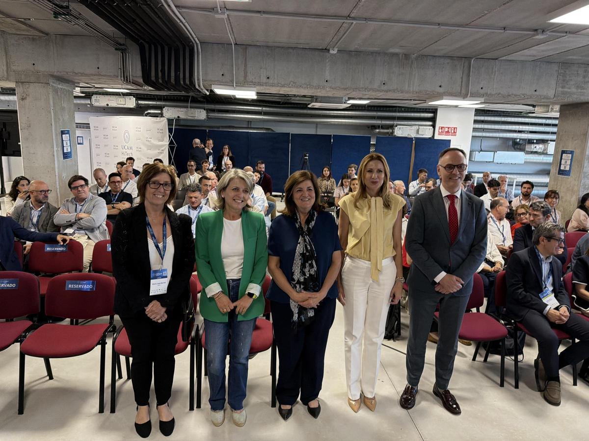 La presidenta de la UCAM (c) y la consejera de Empresa en la inauguración.