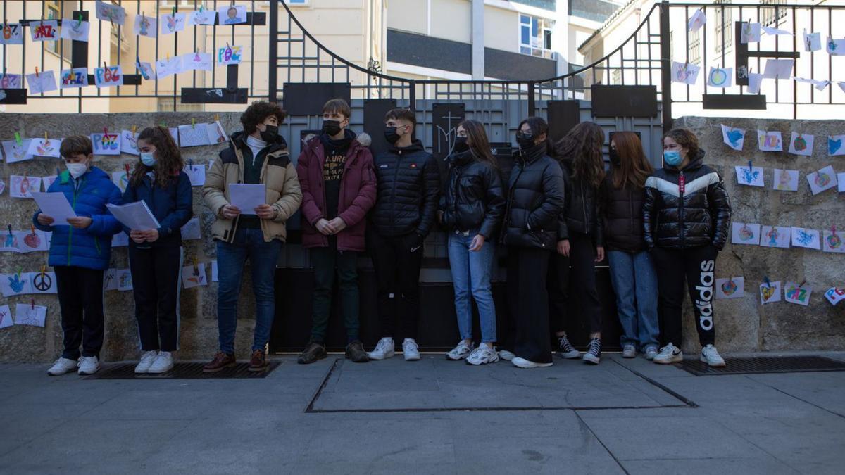 Lectura del manifiesto, ante el “Muro por la paz” del colegio Medalla Milagrosa.