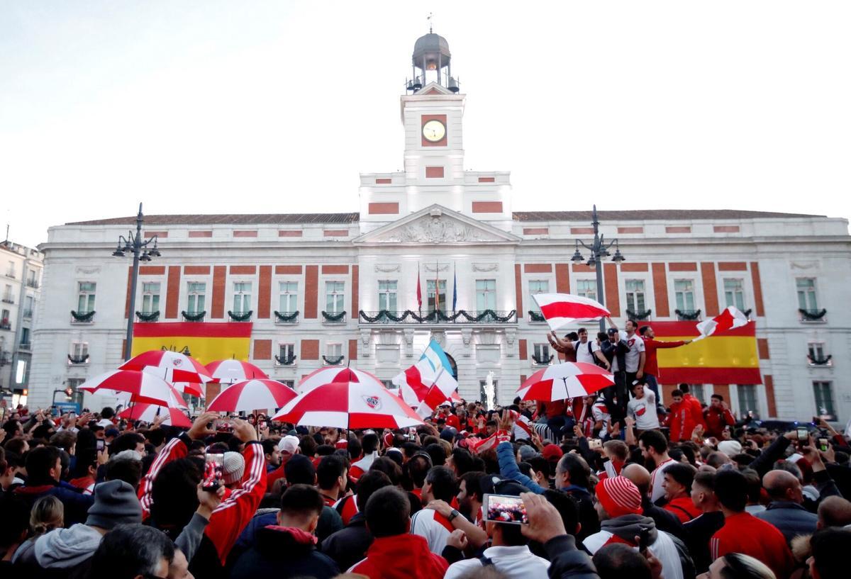 Aficionados del River Plate abarrotan la Puerta del Sol de Madrid, un día antes de la final de la Copa Libertadores que el equipo disputó en 2018 frente al Boca Juniors en el estadio Santiago Bernabéu.