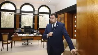 La "casa" que gobierna Asturias cumple 40 años: muebles reciclados, una gran colección de arte y un apartamento privado para el Presidente