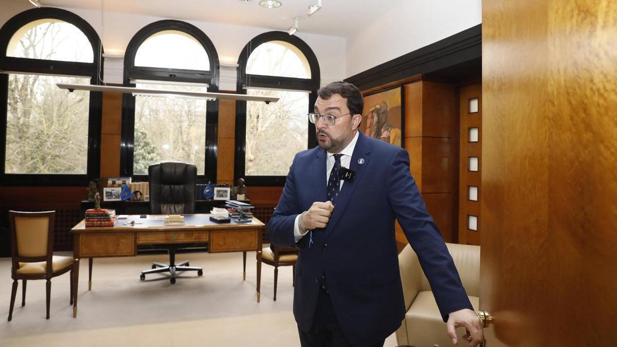 Cuatro décadas de historia, un apartamento y una colecciión mejor arte asturiano contemporáneo: así son las entrañas del edificio de Presidencia