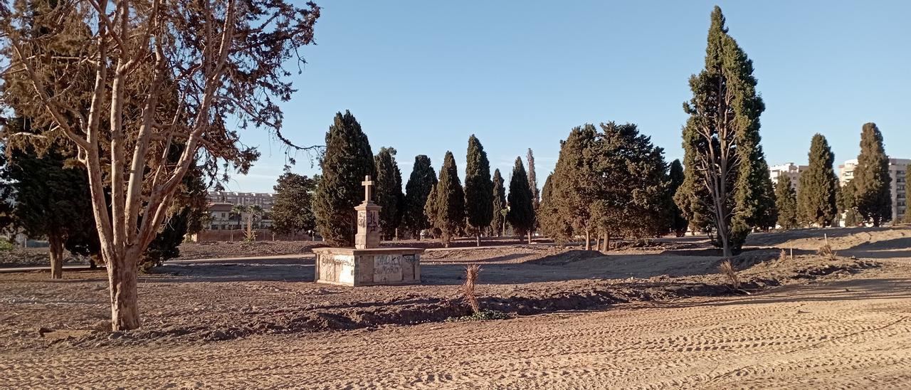 Parte de las obras en el Cementerio de San Rafael, con la cruz de los soldados muertos en la Guerra de Melilla.