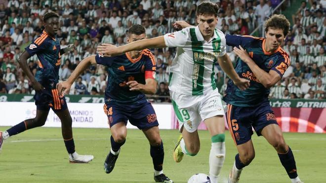 El Córdoba CF entrega la cuchara en un derbi de excesos ante el Granada