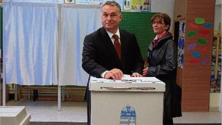 El primer ministre d&#039;Hongria, Viktor Orban, votant amb la seva dona, Aniko Levai.