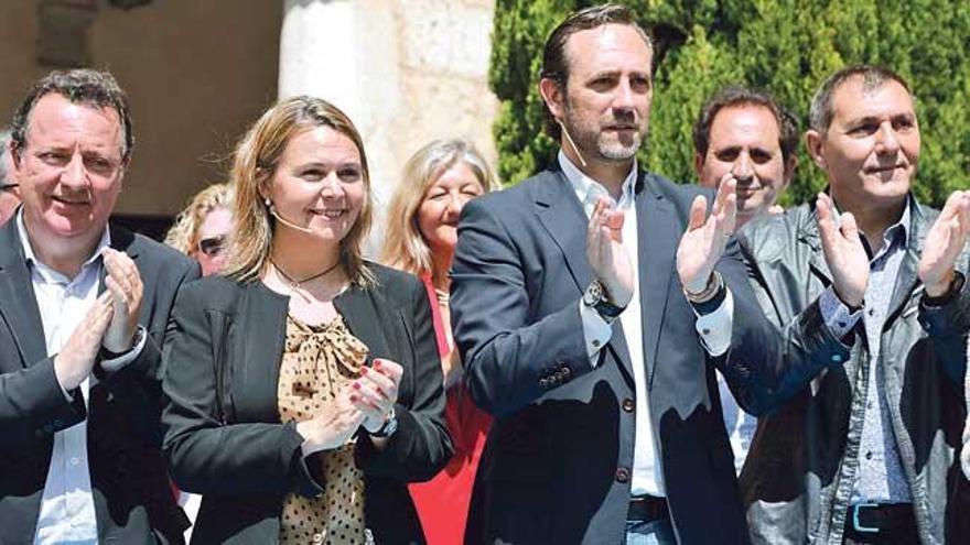 María Salom junto al presidente Bauzá y otros cargos del PP, ayer.