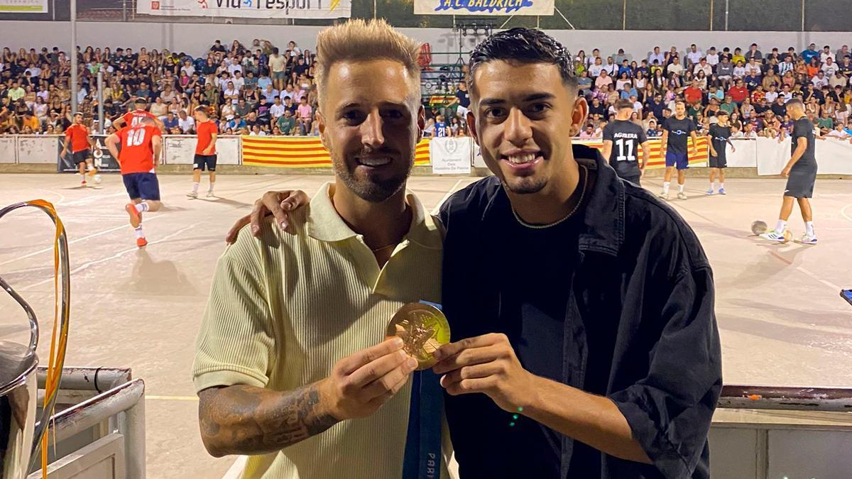 Ilias Akhomach ofrece la medalla de bronce a su pueblo, Els Hostalets de Pierola