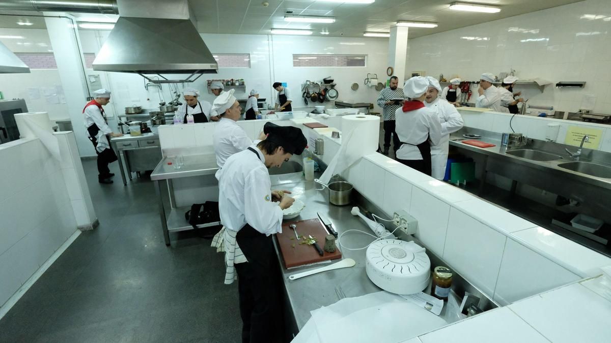 Participantes en una pasada edición del concurso de cocina con Xata Roxa.