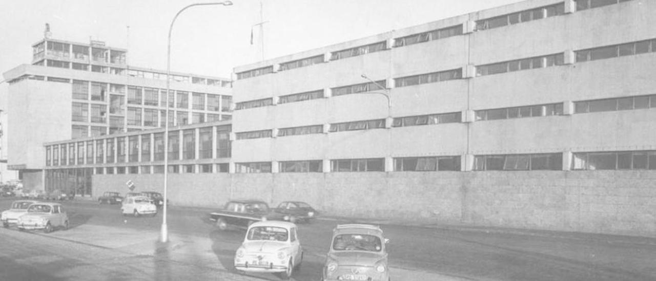 Imagen exterior de la escuela poco después de su inauguración.