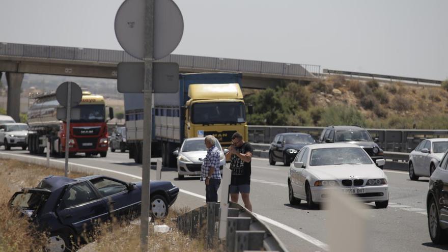 Un coche sin conductor invade la A-31 y colisiona con un camión en Alicante