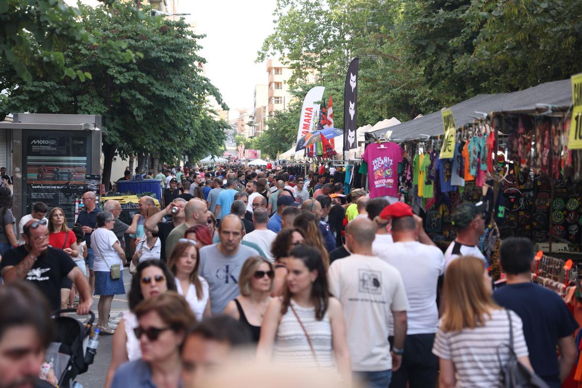 En imágenes | Alcañiz resuena con el ruido de las motos en un ambiente de gala